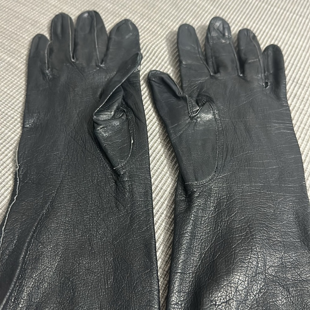 Long, black leather gloves - Picture 4 of 10